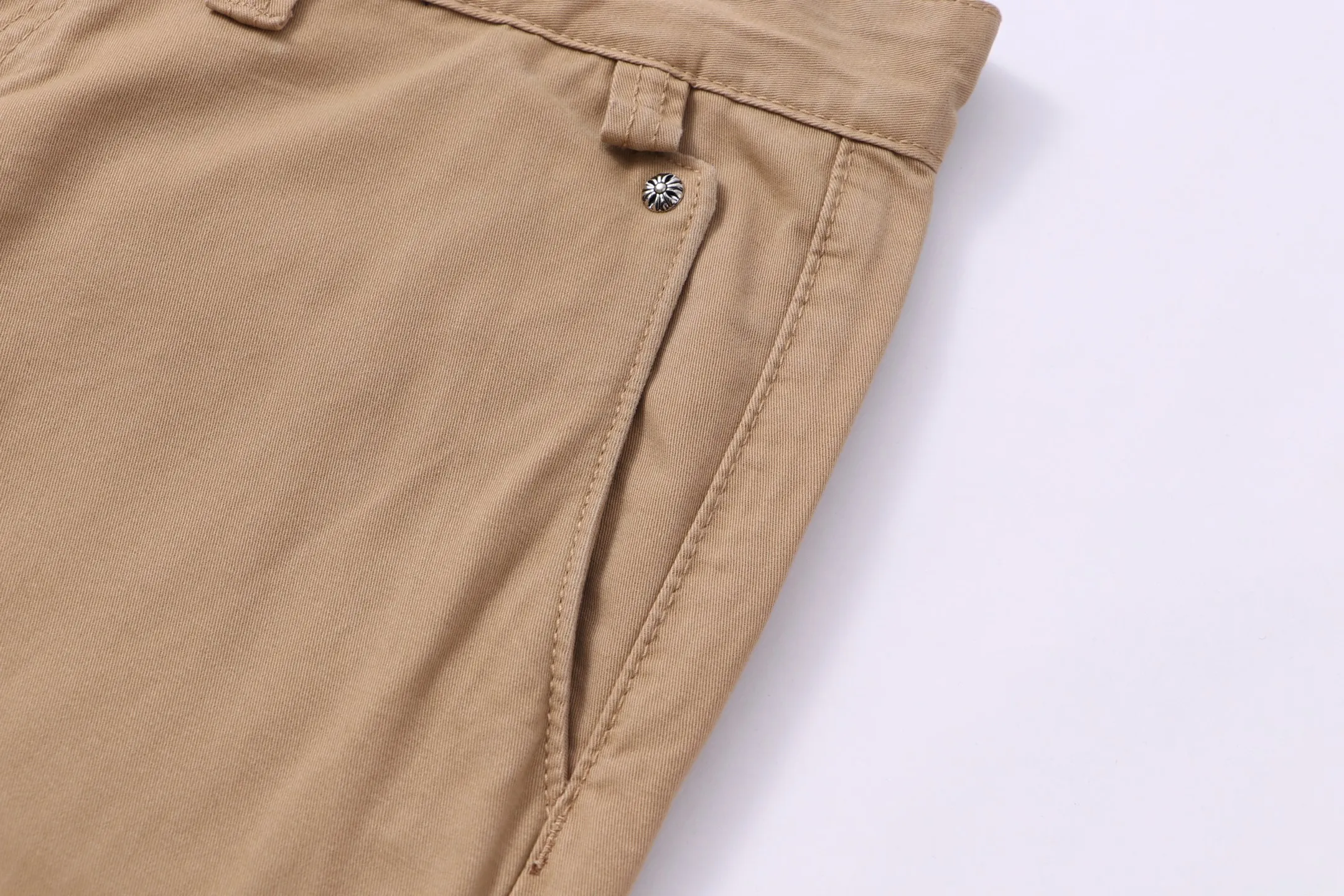 P220 model number: H70 ChromeHearts & Chrome Heart Khaki clean casual pants and jeans, original hardware accessories, washed and other hanging tags, QR code analysis is from the original factory, high degree of restoration, you are welcome to compare the products~ Three-dimensional version, loose and comfortable, not picky about the figure, taller and slimmer, factory Seiko, original quality control, same style for men and women, can be matched with couples, versatile recommendation, must-have jeans for all seasons, fashionable people have been disappointed From the quality selection of fabrics, the tailoring of details, and the matching of patterns, everything is impeccable! The upper body is so handsome when worn...it can be easily worn by men, women and children! The craftsmanship is made of heavy-duty washed pure cotton denim fabric. After washing, it is soft and thick and looks very stylish when worn. Size: 28, 30, 32, 34, 36 (S-XXL) Color: Khaki
